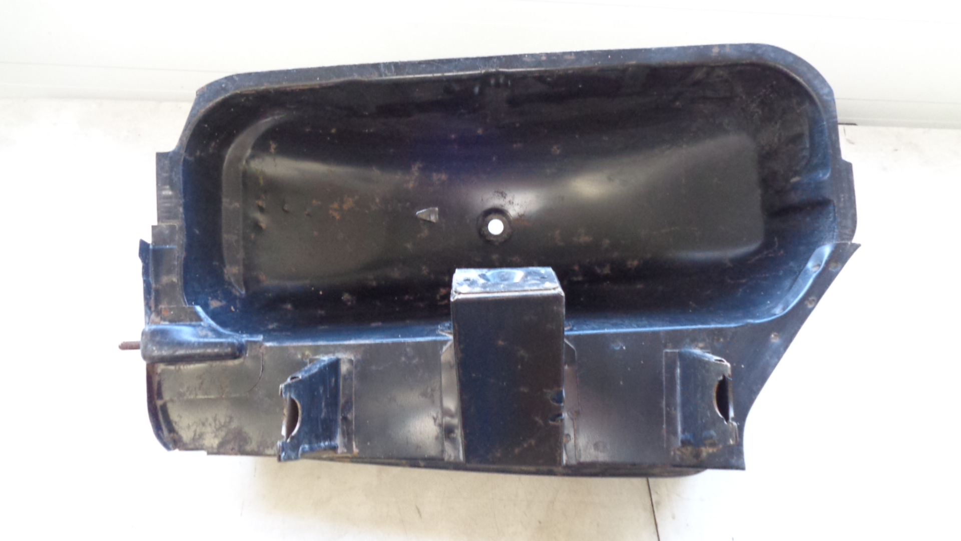 Ersatzradmulde rechts für Mercedes W114, W115