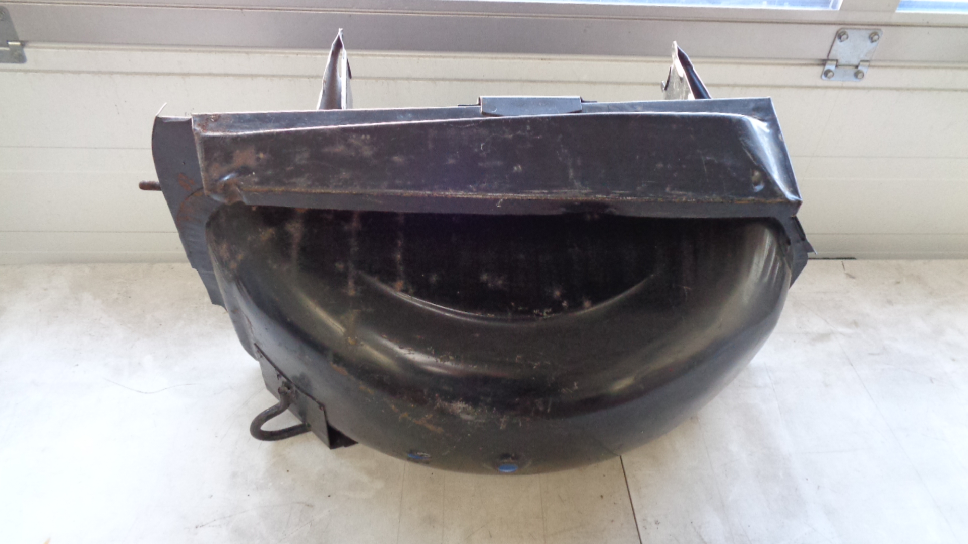 Ersatzradmulde rechts für Mercedes W114, W115 – Bild 2