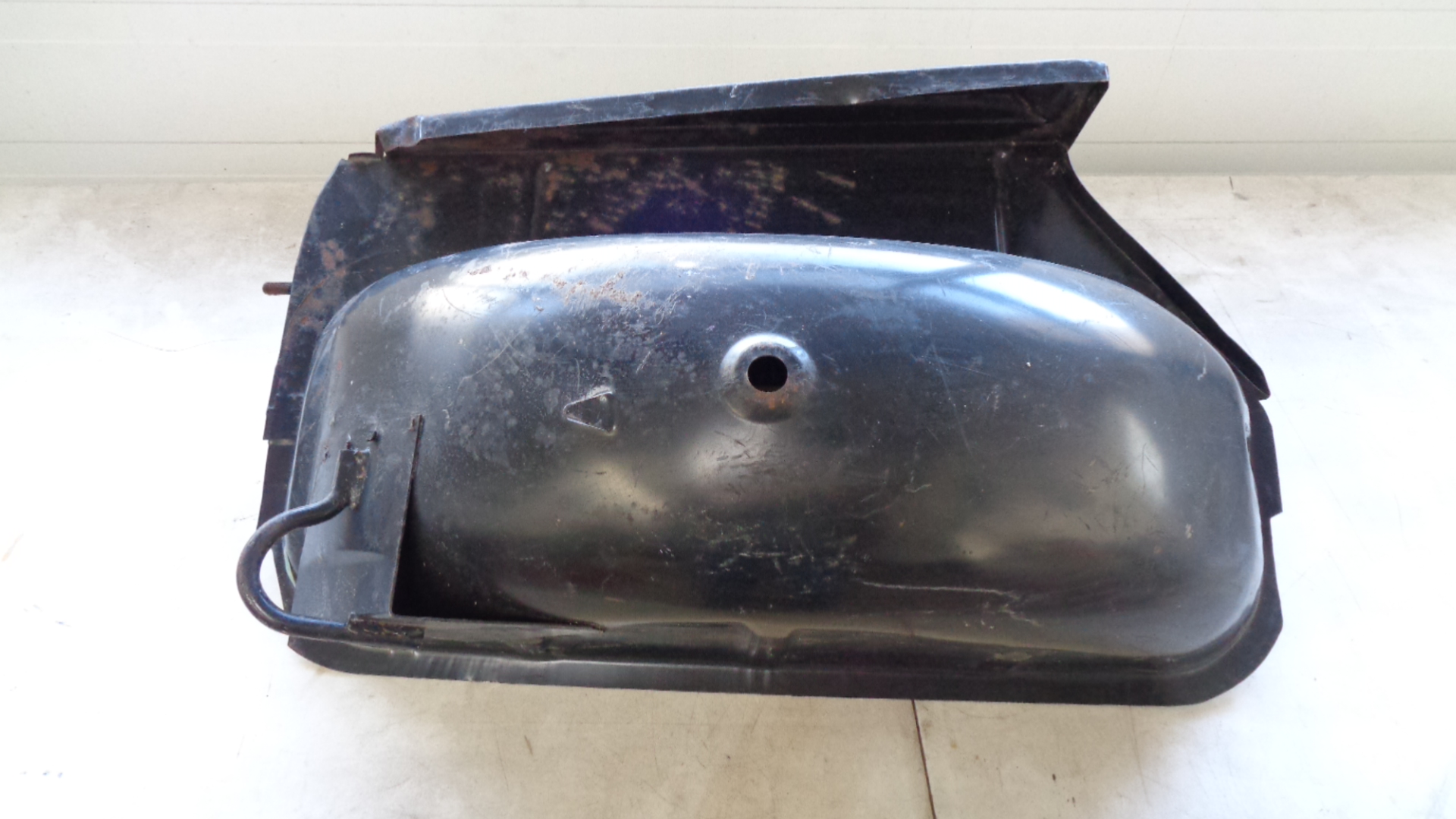 Ersatzradmulde rechts für Mercedes W114, W115 – Bild 3