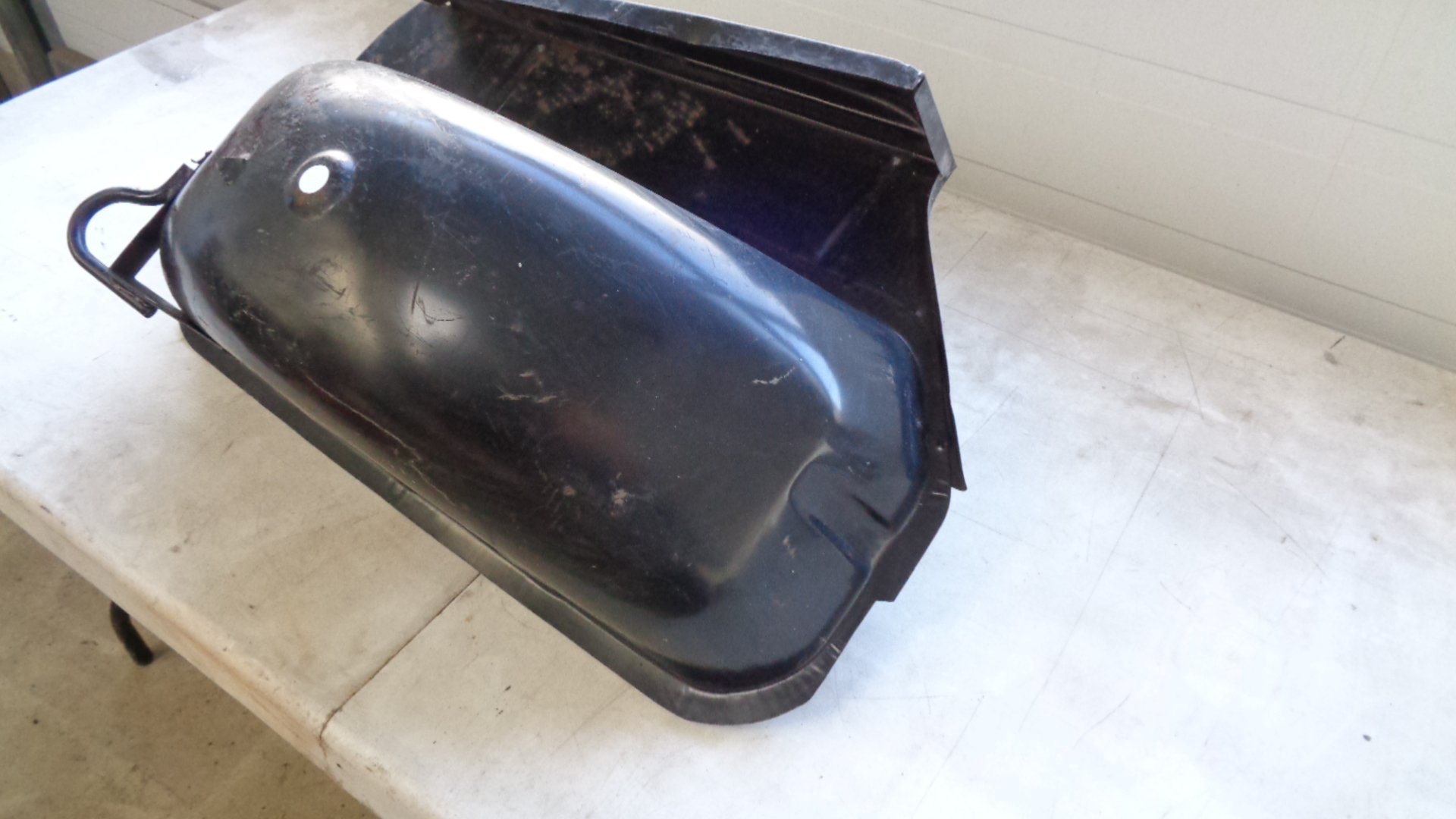 Ersatzradmulde rechts für Mercedes W114, W115 – Bild 5