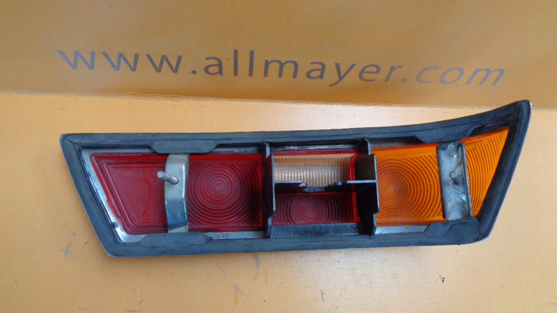 Rücklichtscheibe rechts „gebraucht“ für Mercedes W110 Flosse – Bild 2