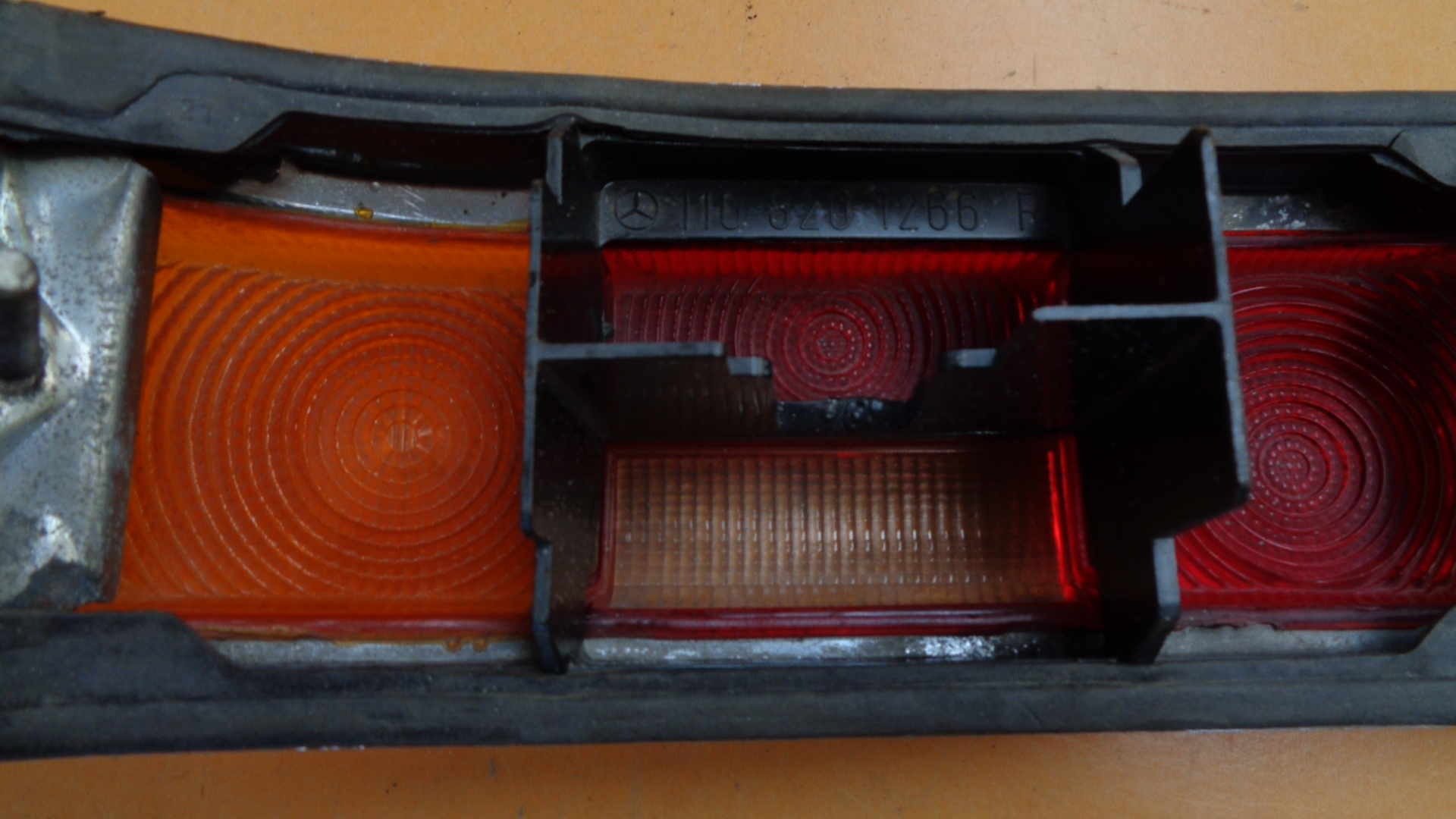 Rücklichtscheibe rechts „gebraucht“ für Mercedes W110 Flosse – Bild 3