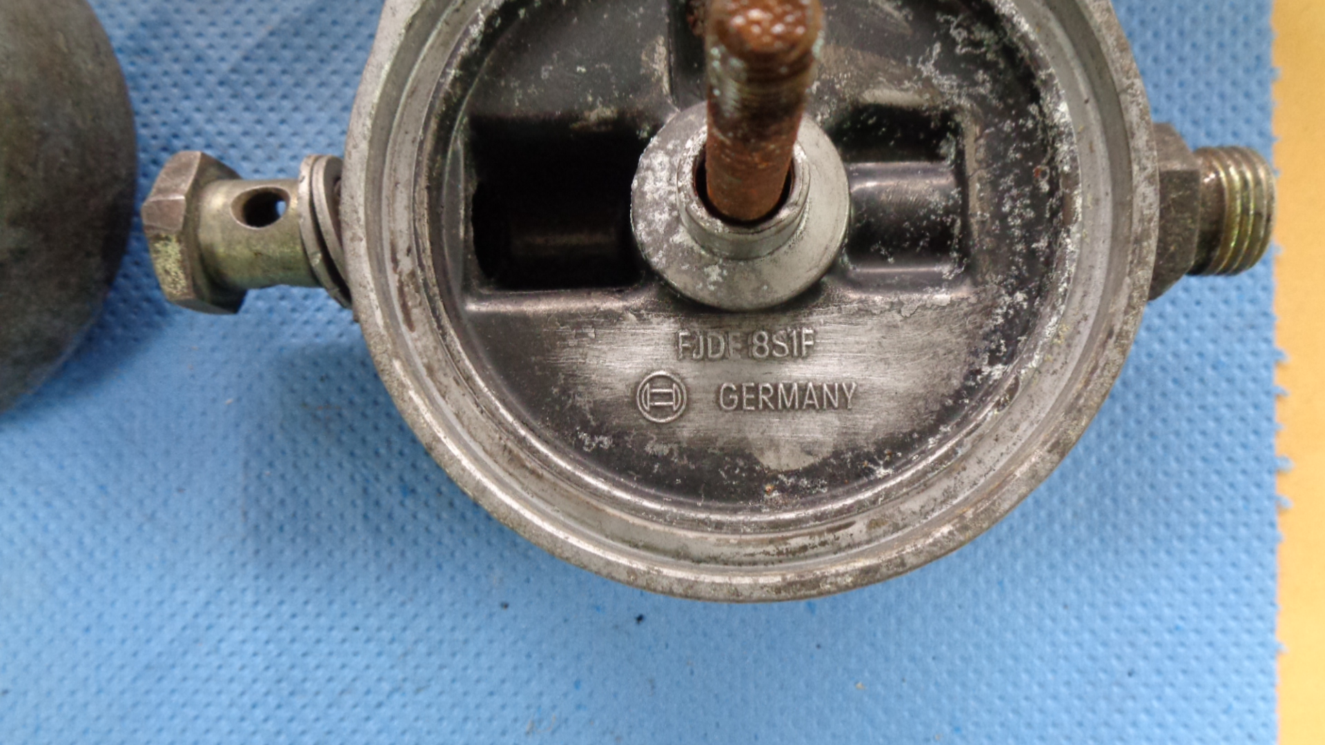 Kraftstoff- Filtergehäuse von Bosch für Mercedes Benz W111, R113, W108, W109 – Bild 3