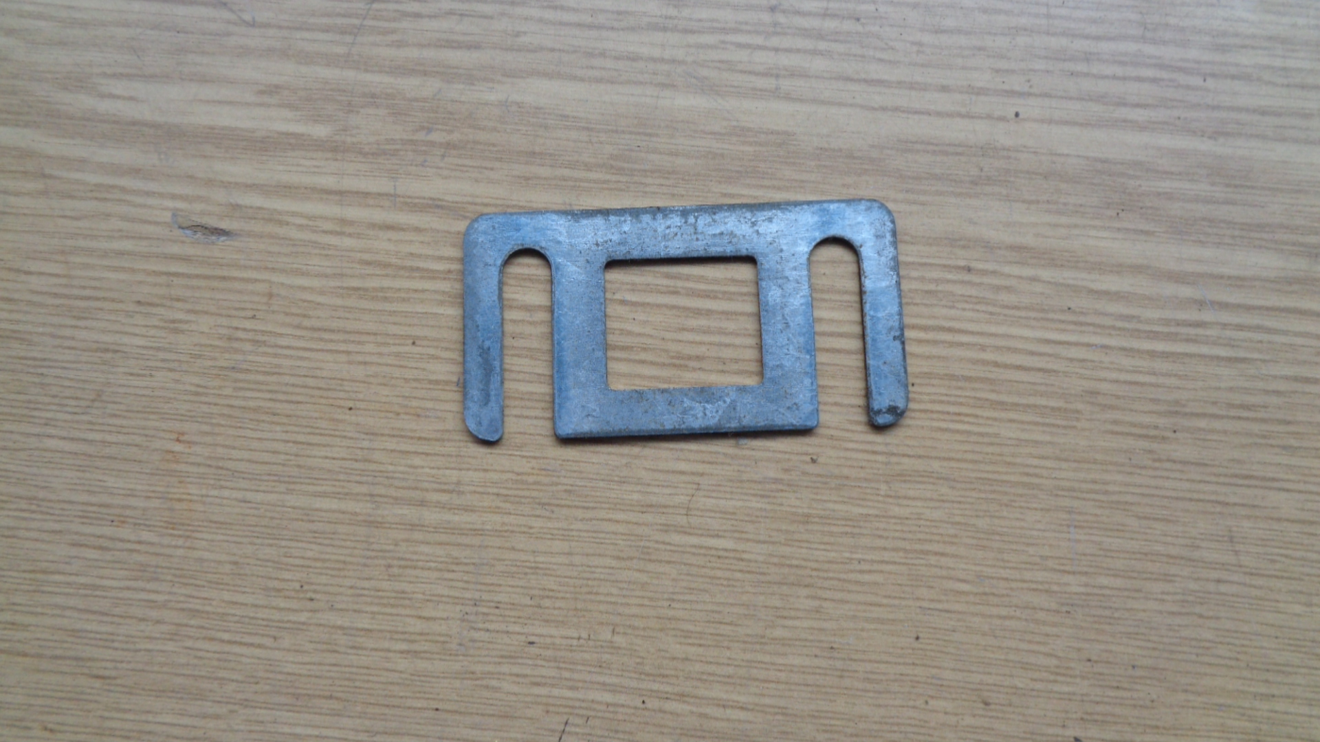 Platte zur Unterlegung der Schließöse für Mercedes W116, W123, W126 R/C107 usw.