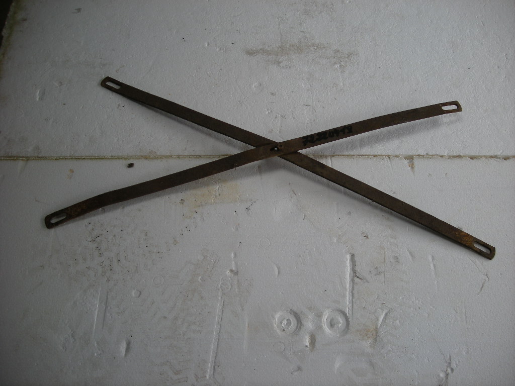 Strebe zwischen den Kotflügelstützen vorne für Mercedes 170 V, Va, Vb, D, Da, Db, W136