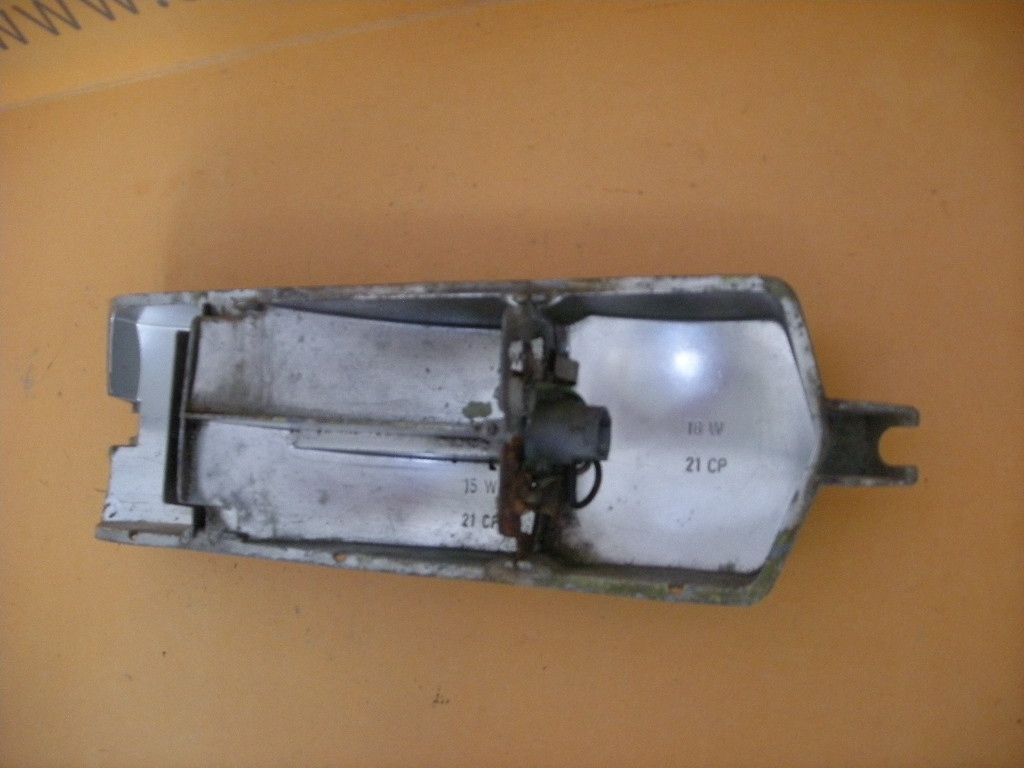 Lampenfassung für Rücklicht links, gebraucht für Mercedes W108/109 – Bild 4