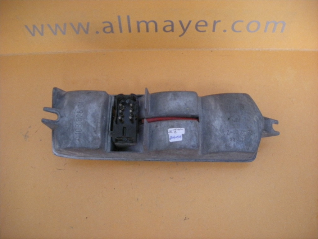 Lampenfassung für Rücklicht links, gebraucht für Mercedes W108/109 – Bild 3